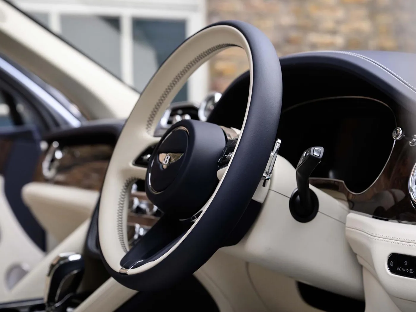 2025 Bentley Bentayga EWB Azure angeboten von einer Vertragshändlergruppe in London, Vereinigtes Königreich, Foto 13 von 25
