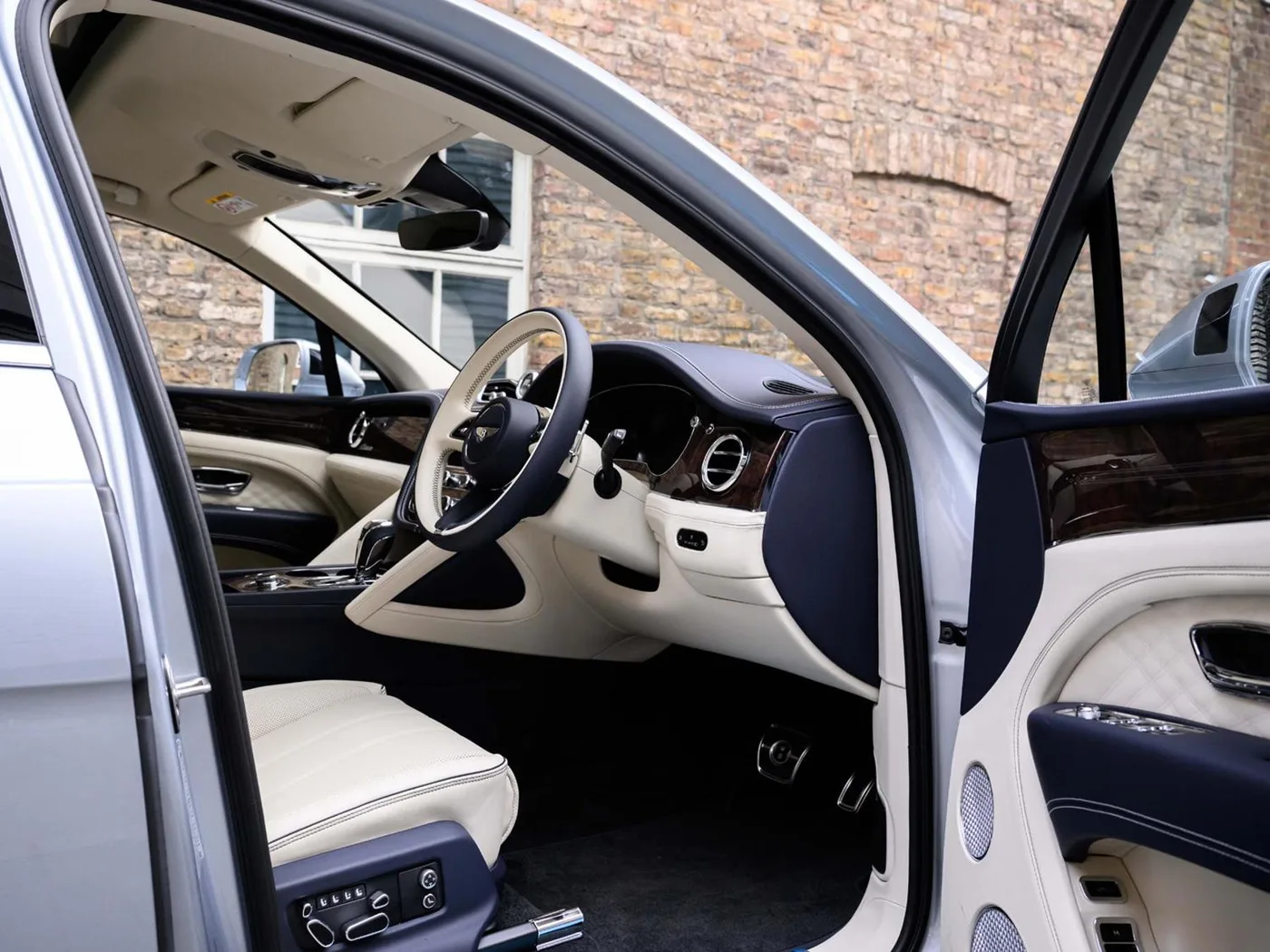 2025 Bentley Bentayga EWB Azure angeboten von einer Vertragshändlergruppe in London, Vereinigtes Königreich, Foto 15 von 25