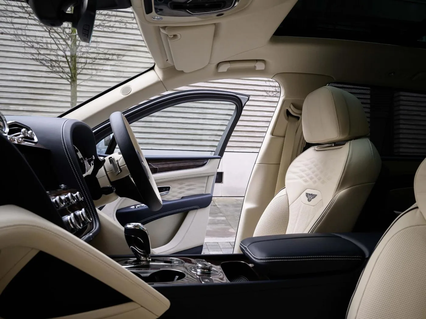 2025 Bentley Bentayga EWB Azure angeboten von einer Vertragshändlergruppe in London, Vereinigtes Königreich, Foto 18 von 25
