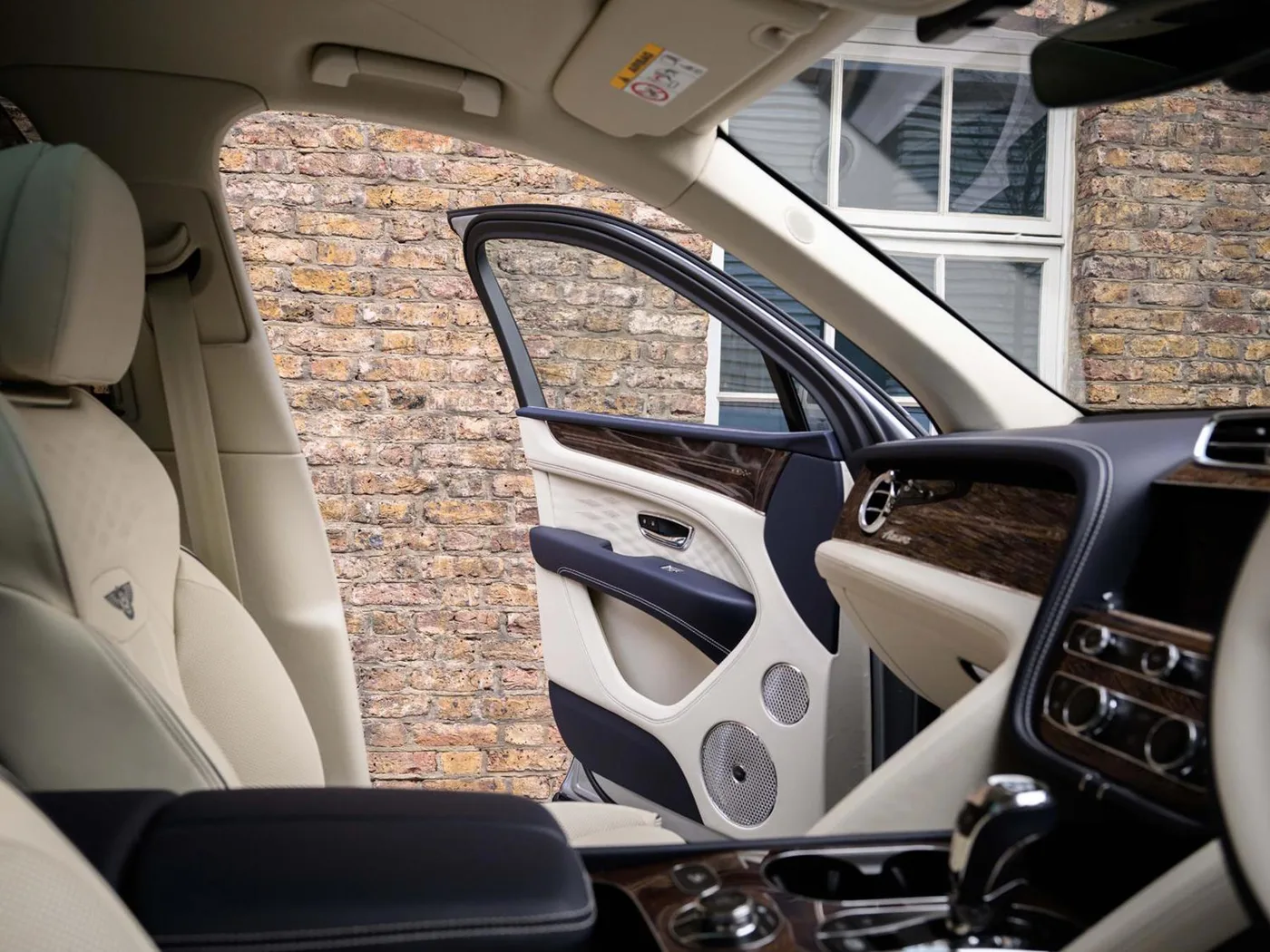2025 Bentley Bentayga EWB Azure angeboten von einer Vertragshändlergruppe in London, Vereinigtes Königreich, Foto 21 von 25