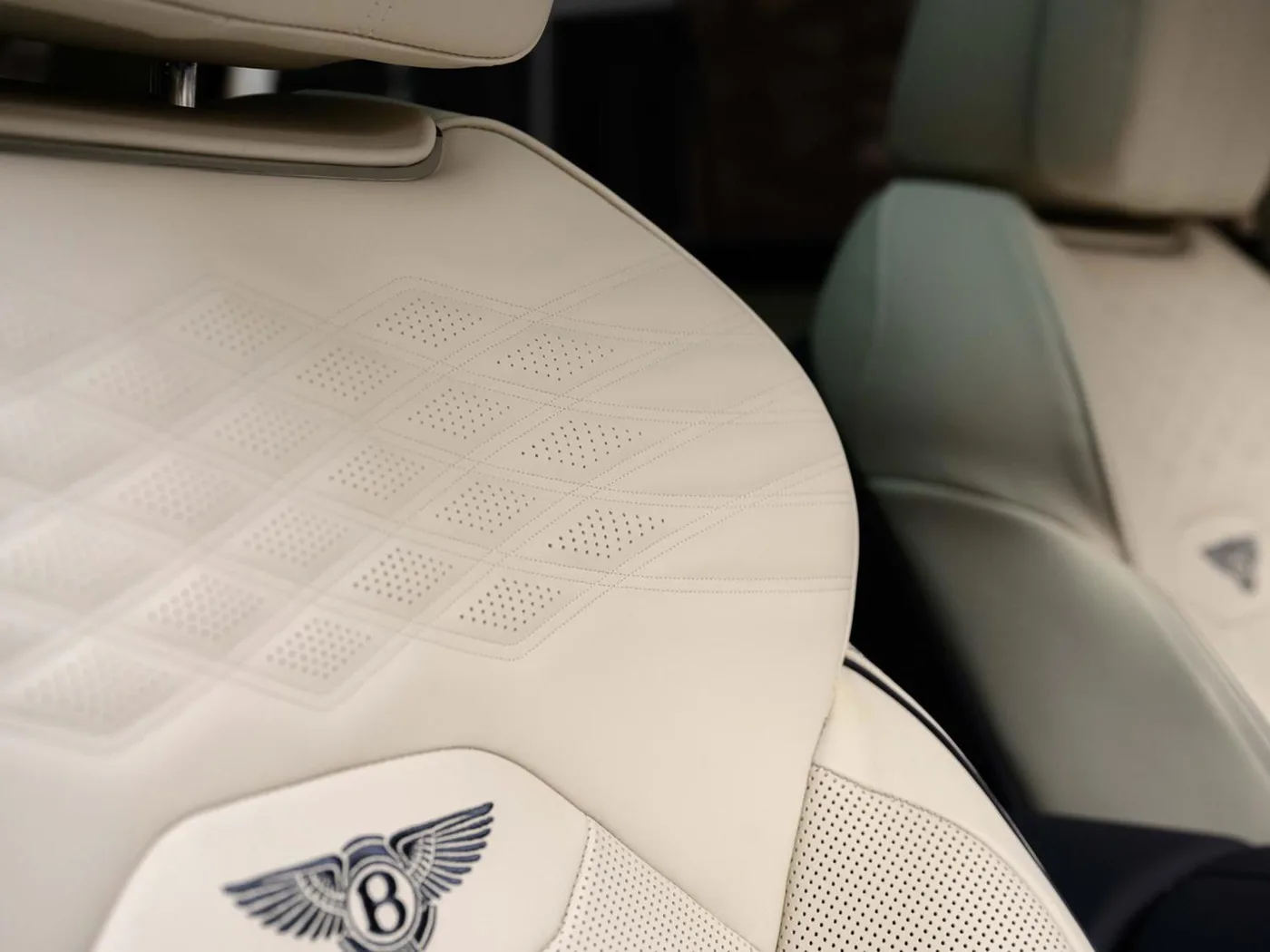 2025 Bentley Bentayga EWB Azure angeboten von einer Vertragshändlergruppe in London, Vereinigtes Königreich, Foto 22 von 25