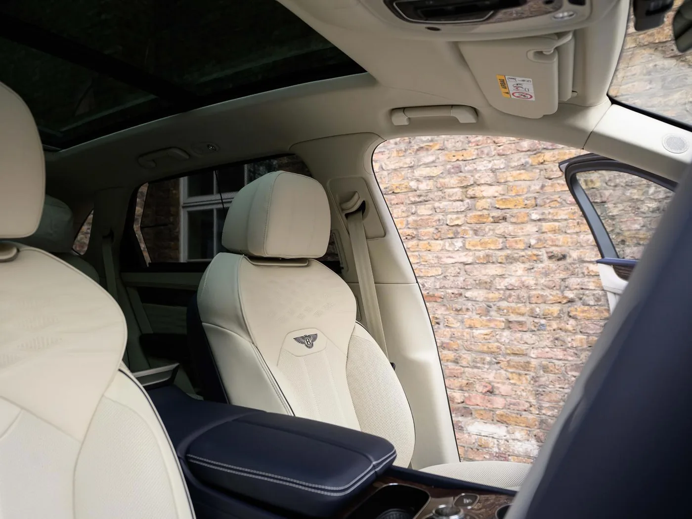 2025 Bentley Bentayga EWB Azure angeboten von einer Vertragshändlergruppe in London, Vereinigtes Königreich, Foto 24 von 25