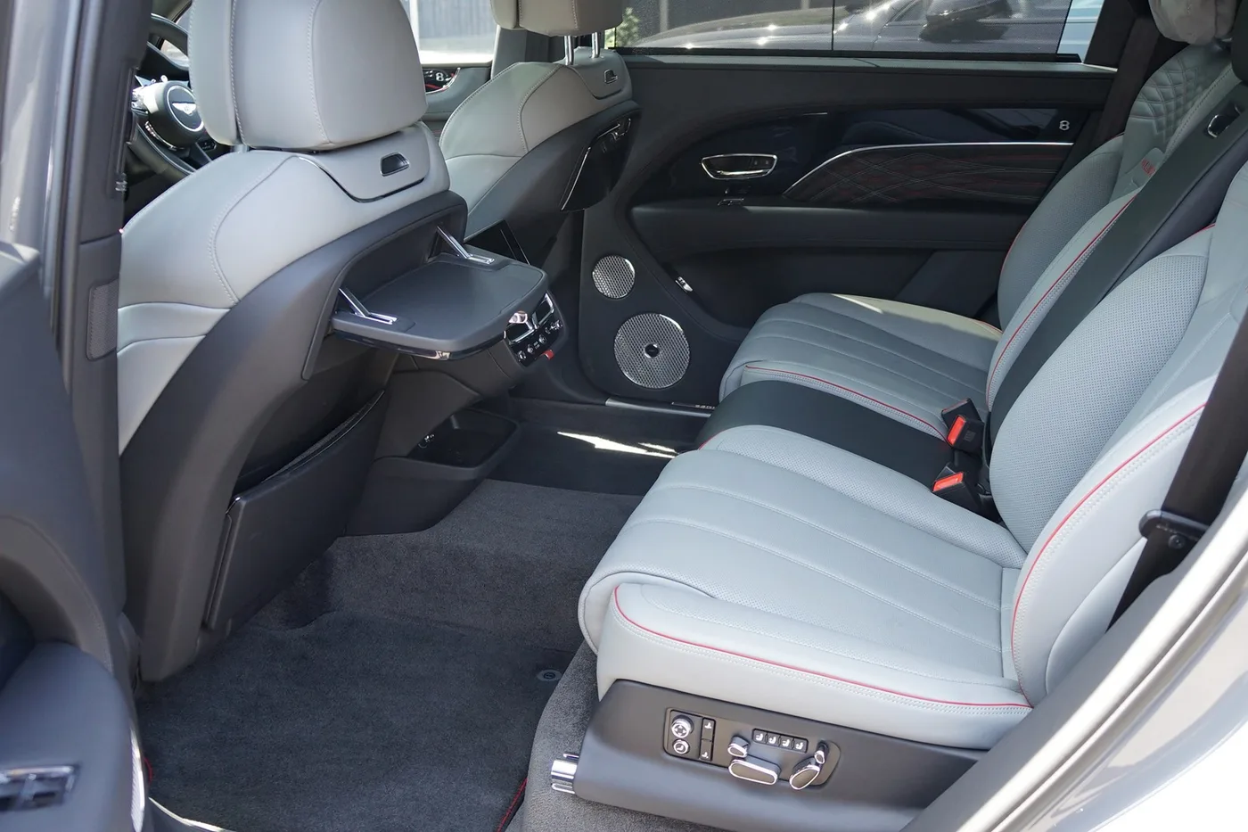 2025 Bentley Bentayga EWB Mulliner angeboten von einer Vertragshändlergruppe in Ripley, Vereinigtes Königreich, Foto 15 von 25