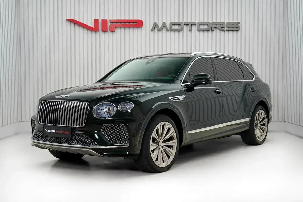 2025 Bentley Bentayga EWB en un concesionario especializado de Dubái, Emiratos Árabes Unidos, foto principal