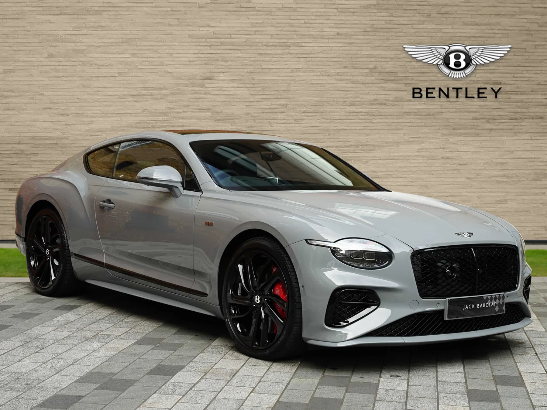 2025 Bentley Continental GT proposée par un groupe de concessions agréées à London, Royaume-Uni, photo principale