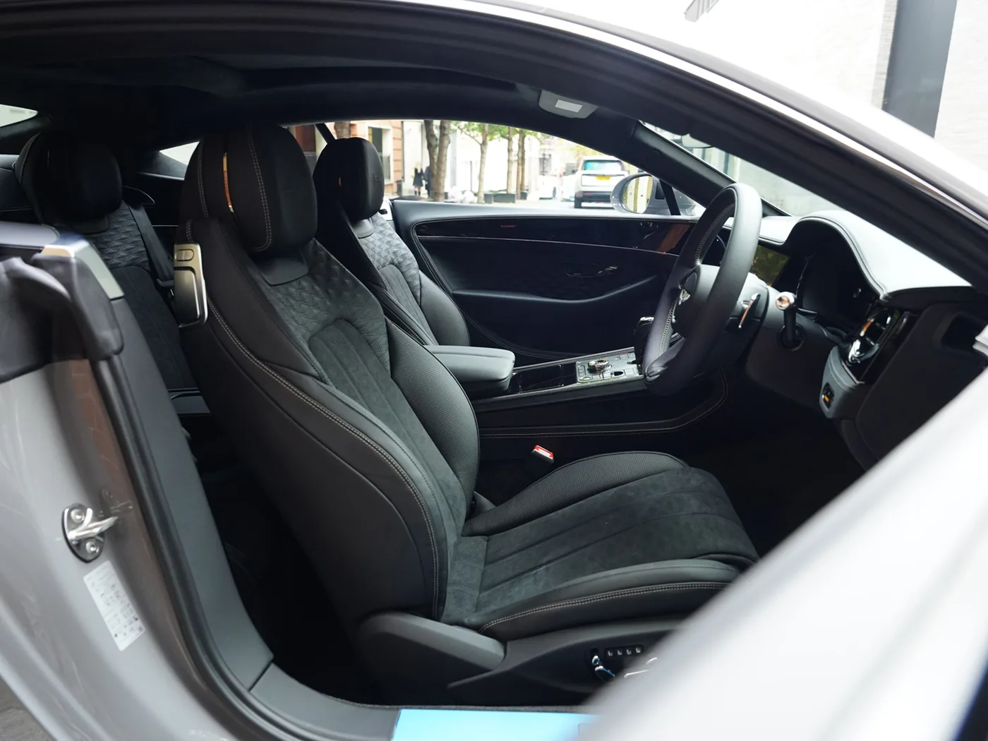 2025 Bentley Continental GT proposée par un groupe de concessions agréées à London, Royaume-Uni, photo 12 sur 25