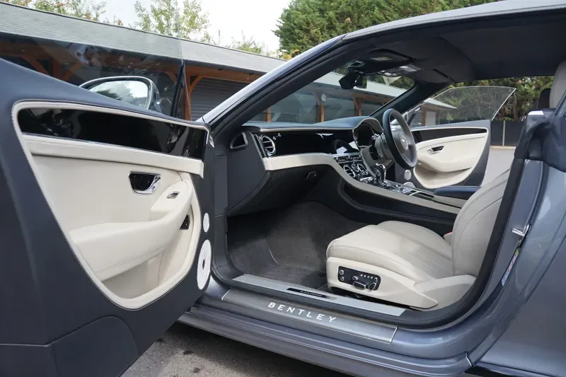 2025 Bentley Continental GTC, 21/30