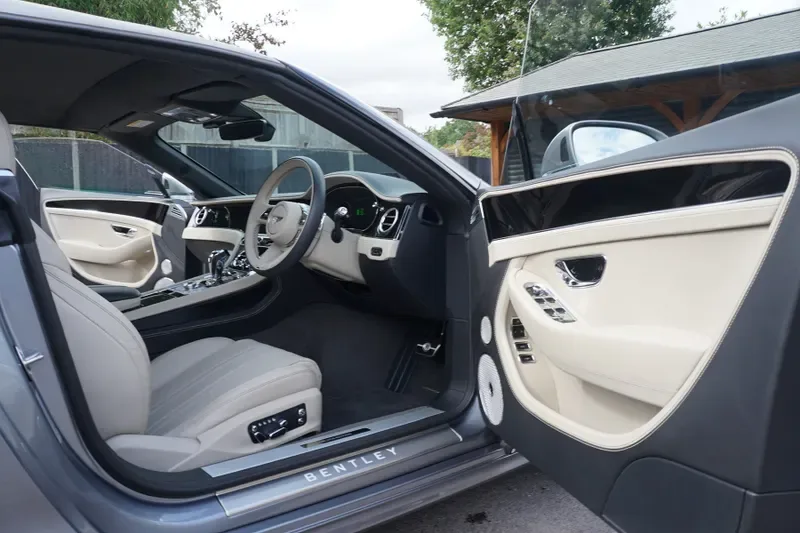 2025 Bentley Continental GTC, 22/30