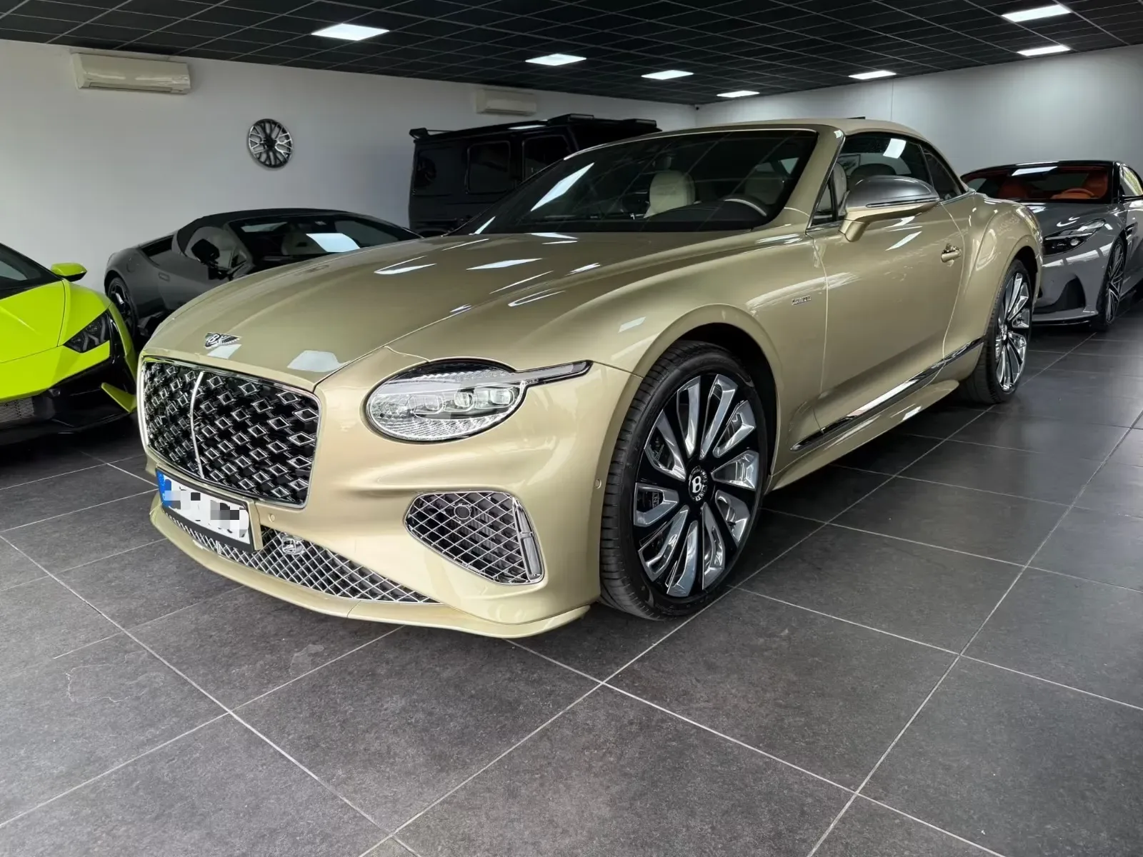 2025 Bentley Continental GTC Mulliner proposée par un concessionnaire spécialisé à Bratislava, Slovaquie, photo principale