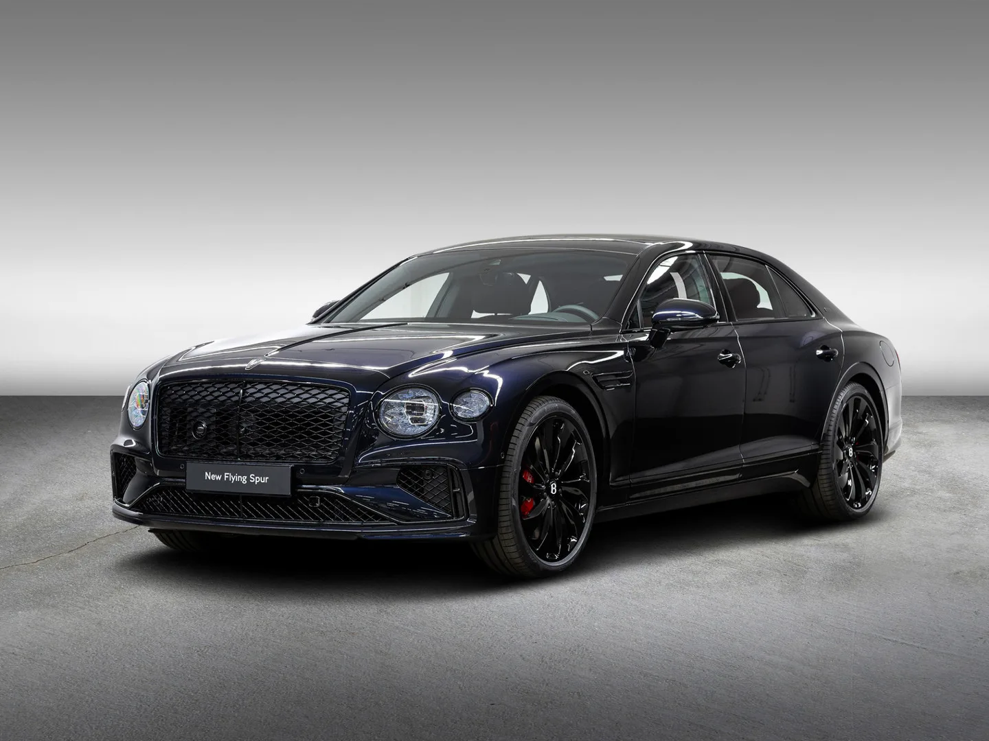 2025 Bentley Flying Spur Black Edition en un concesionario especializado de Rotterdam, Países Bajos, foto principal