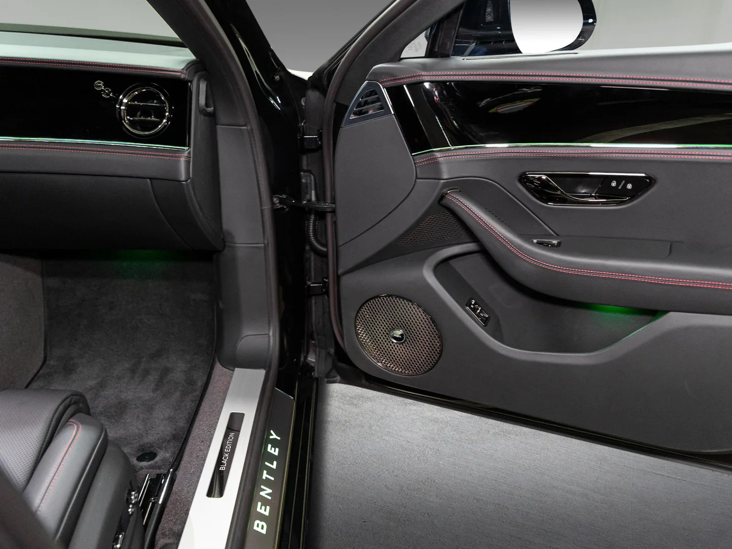 2025 Bentley Flying Spur Black Edition, 15/30