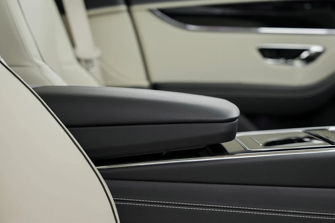 2025 Bentley Flying Spur offered by a franchised dealer group in Hatfield, United Kingdom, photo 10 of 25