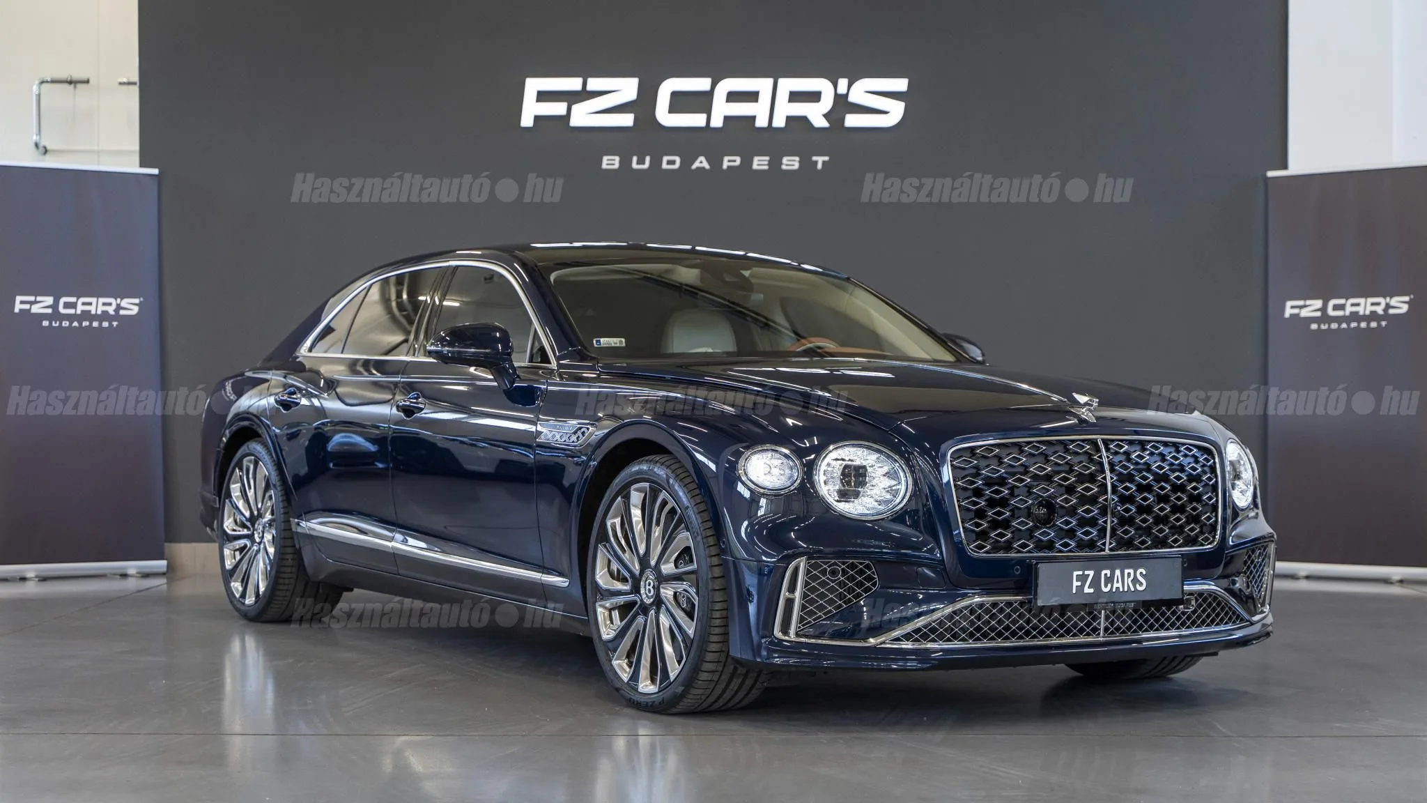 2025 Bentley Flying Spur Mulliner en un concesionario especializado de Budapest, Hungría, foto principal