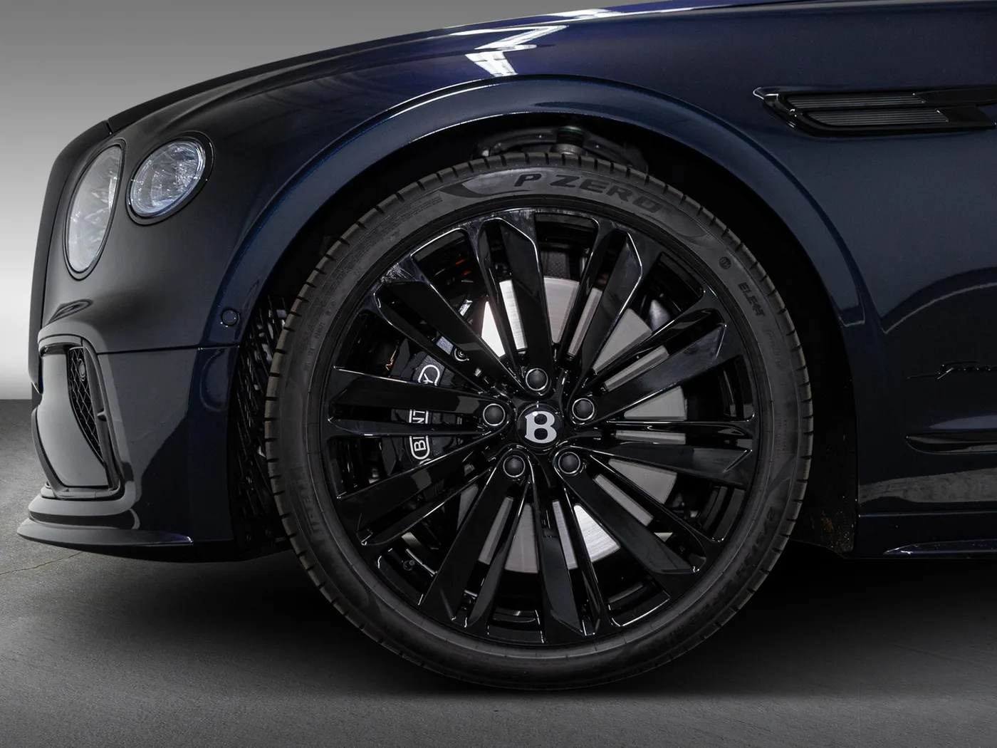 2025 Bentley Flying Spur Speed V8 Hybrid offered by an official Bentley dealer in Leusden, Netherlands, photo 8 of 15