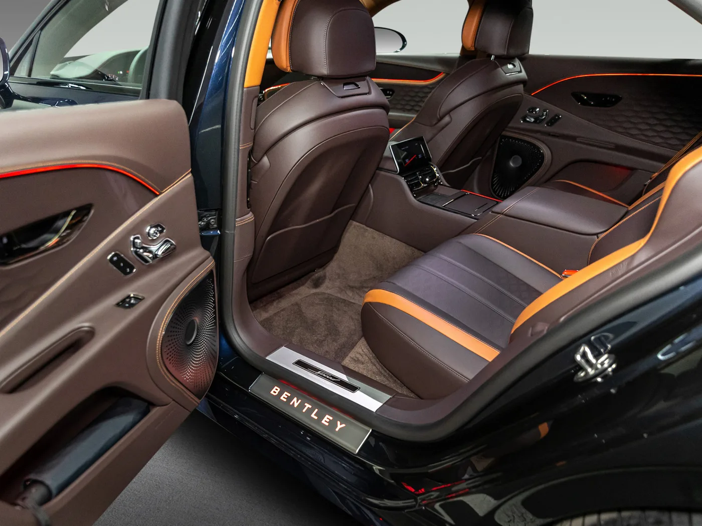 2025 Bentley Flying Spur Speed V8 Hybrid offered by an official Bentley dealer in Leusden, Netherlands, photo 12 of 15