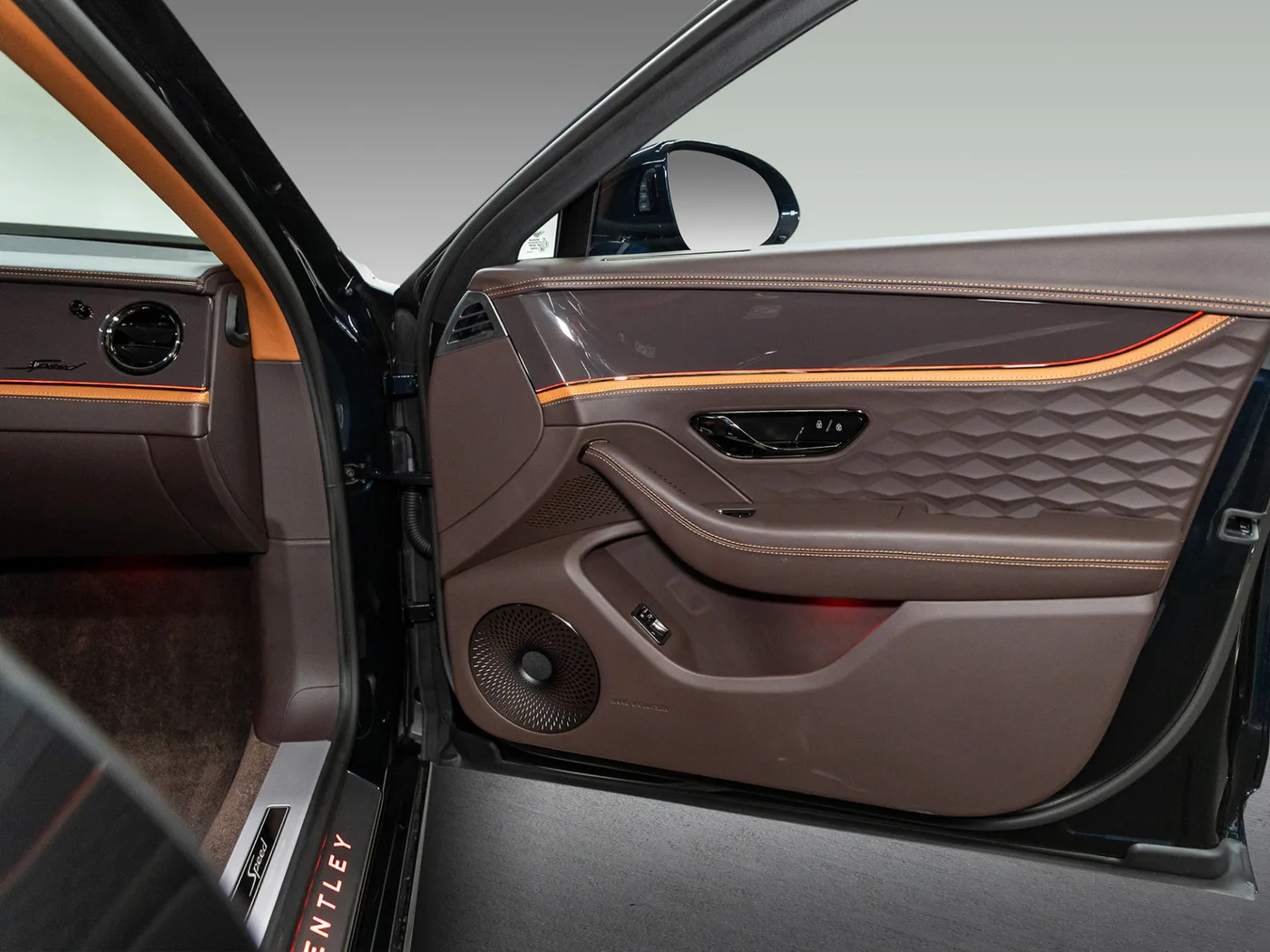 2025 Bentley Flying Spur Speed V8 Hybrid offered by an official Bentley dealer in Leusden, Netherlands, photo 14 of 15