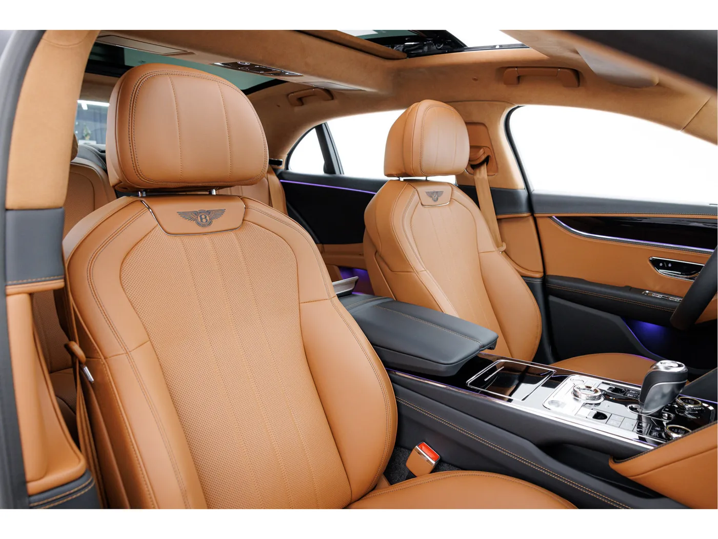 2025 Bentley Flying Spur V8 Hybrid offered by an official Bentley dealer in Rotterdam, Netherlands, photo 8 of 15