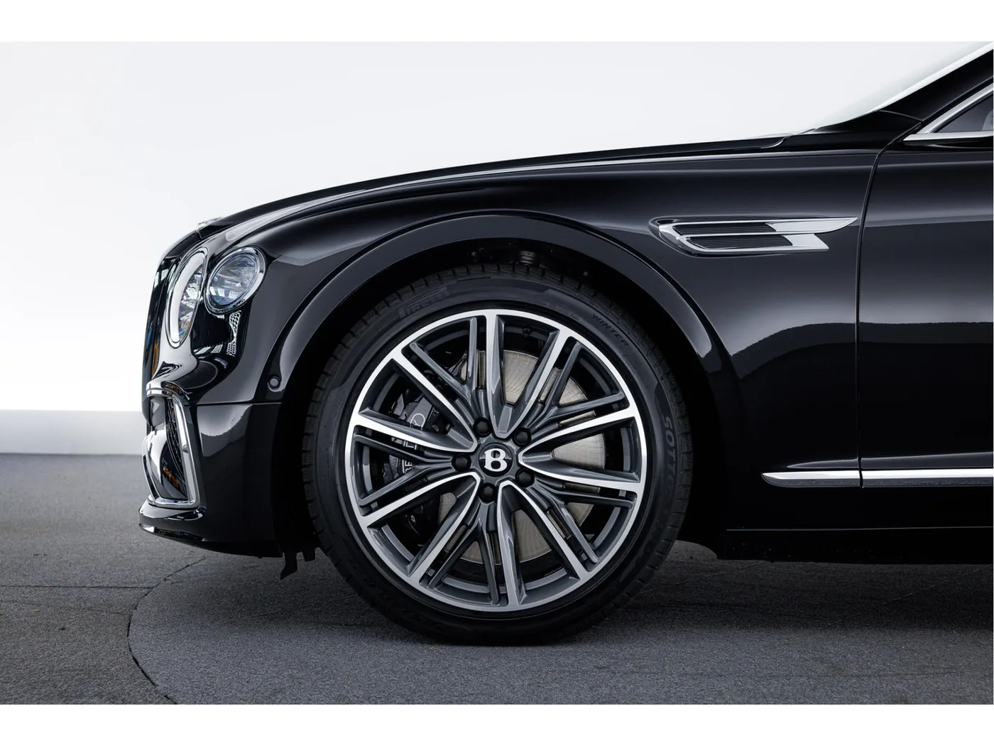 2025 Bentley Flying Spur V8 Hybrid offered by an official Bentley dealer in Rotterdam, Netherlands, photo 9 of 15