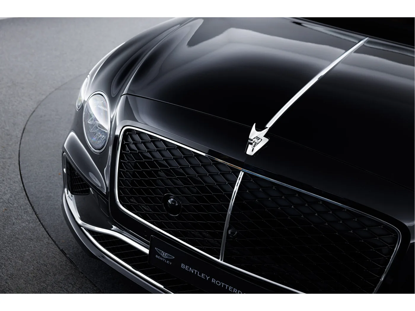 2025 Bentley Flying Spur V8 Hybrid offered by an official Bentley dealer in Rotterdam, Netherlands, photo 10 of 15