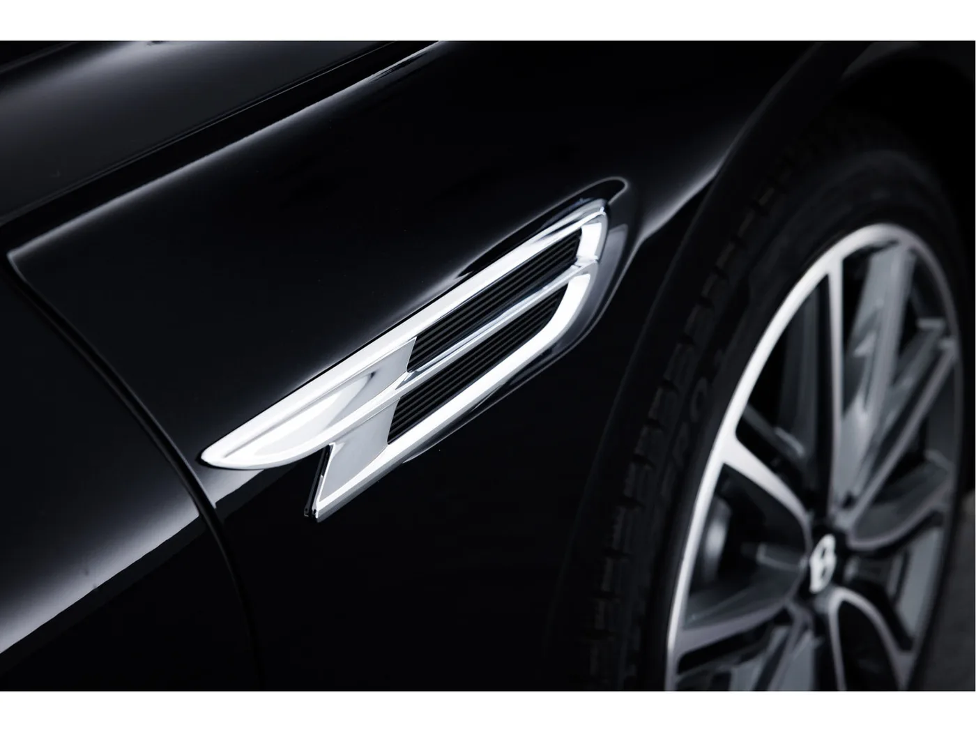 2025 Bentley Flying Spur V8 Hybrid offered by an official Bentley dealer in Rotterdam, Netherlands, photo 13 of 15