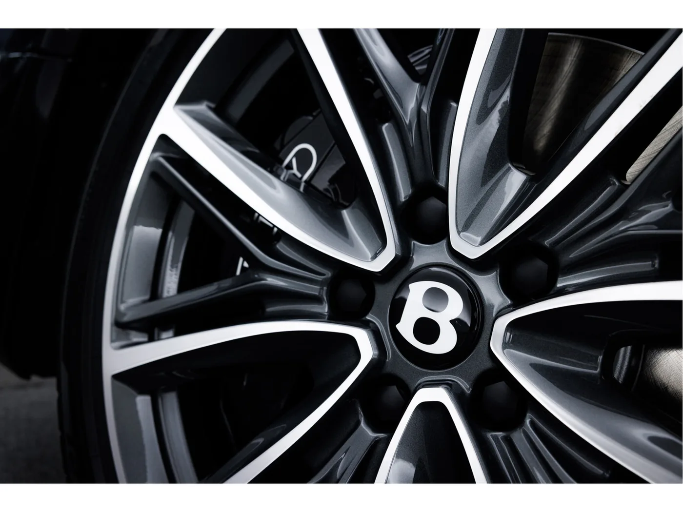 2025 Bentley Flying Spur V8 Hybrid offered by an official Bentley dealer in Rotterdam, Netherlands, photo 15 of 15