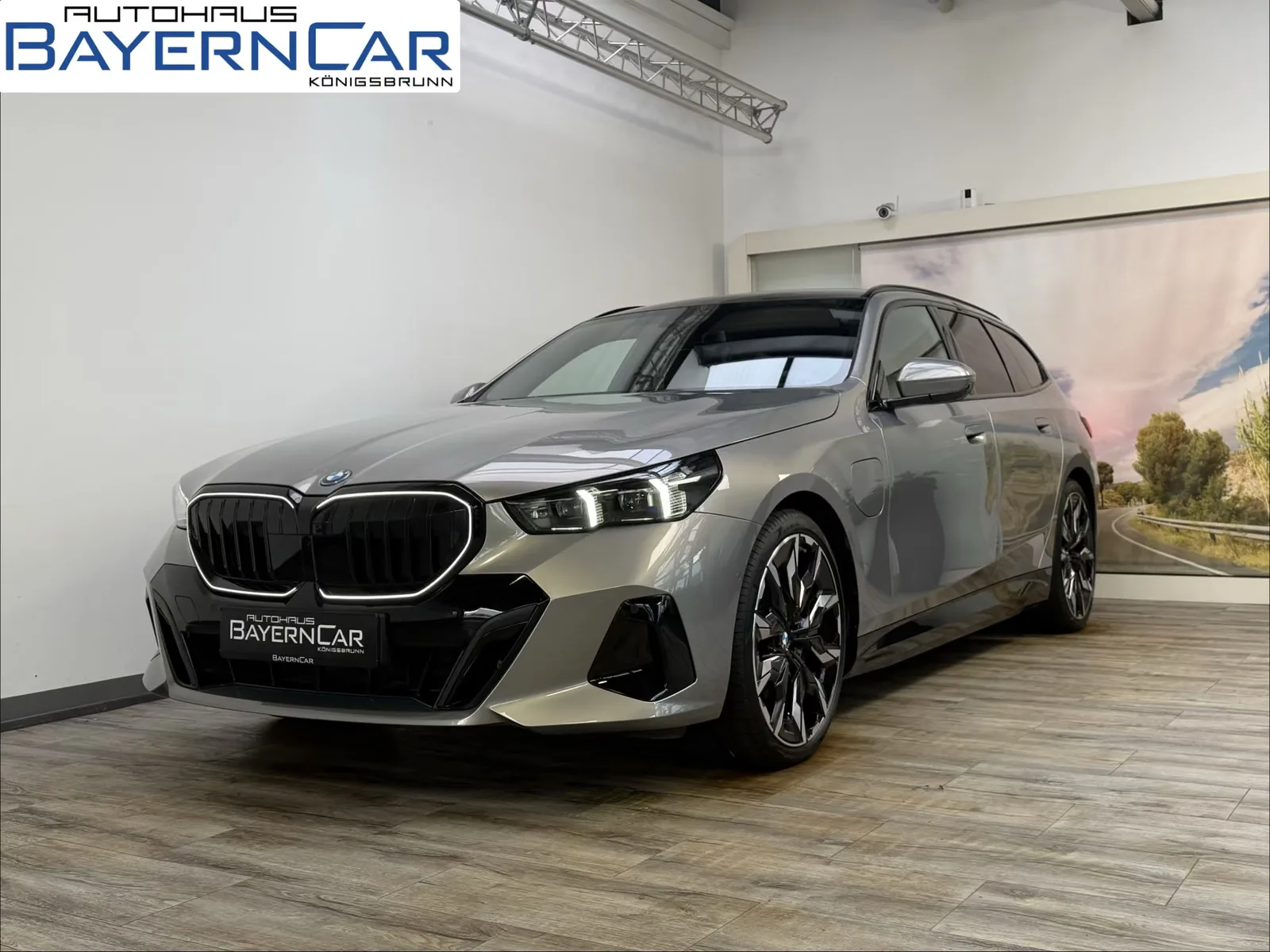 2025 BMW 550e Touring angeboten von einem Fachhändler in Königsbrunn, Deutschland, Hauptfoto