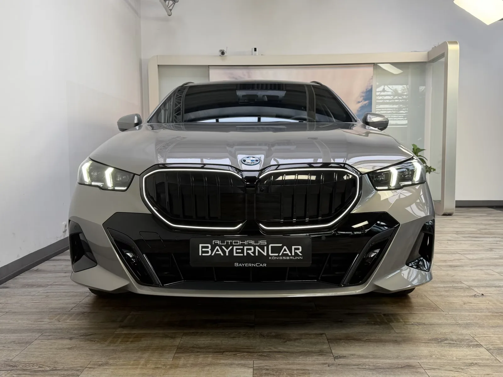 2025 BMW 550e Touring, 2/30