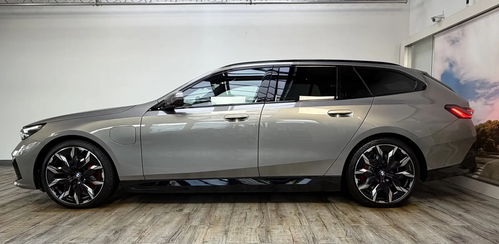2025 BMW 550e Touring, 3/30