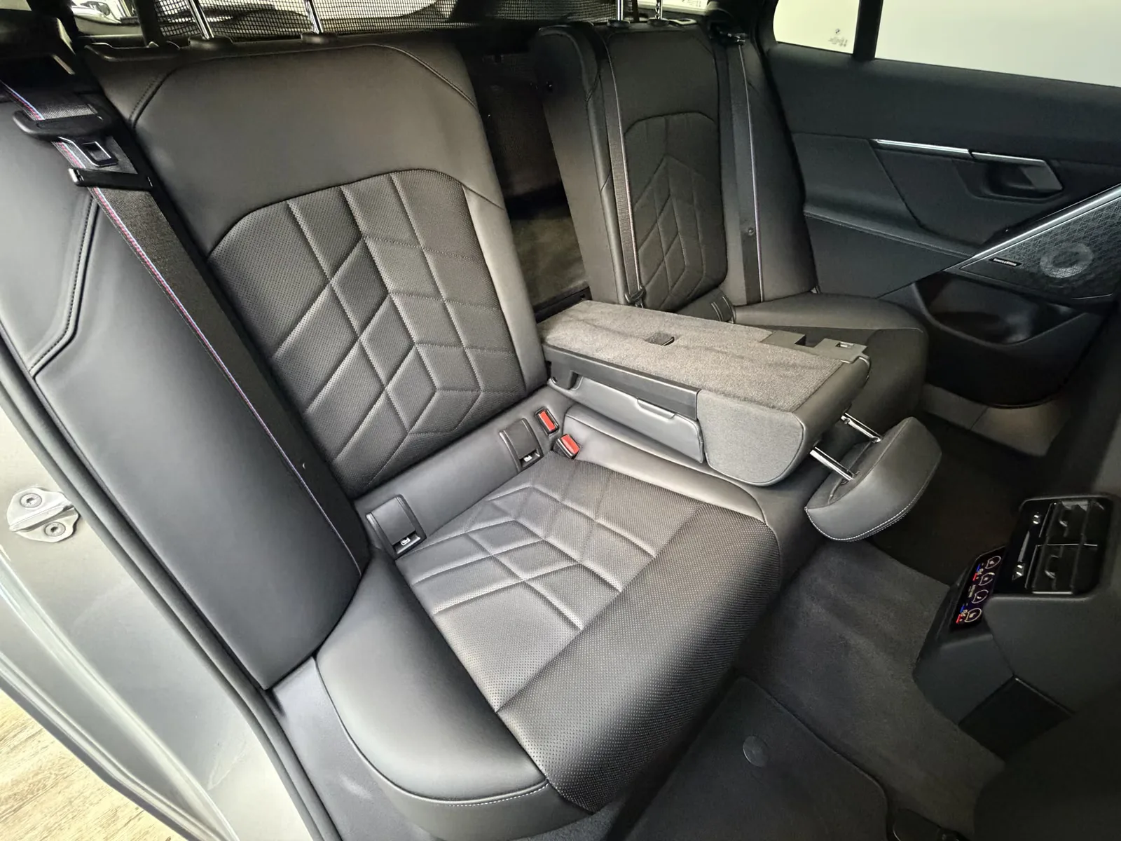 2025 BMW 550e Touring, 27/30