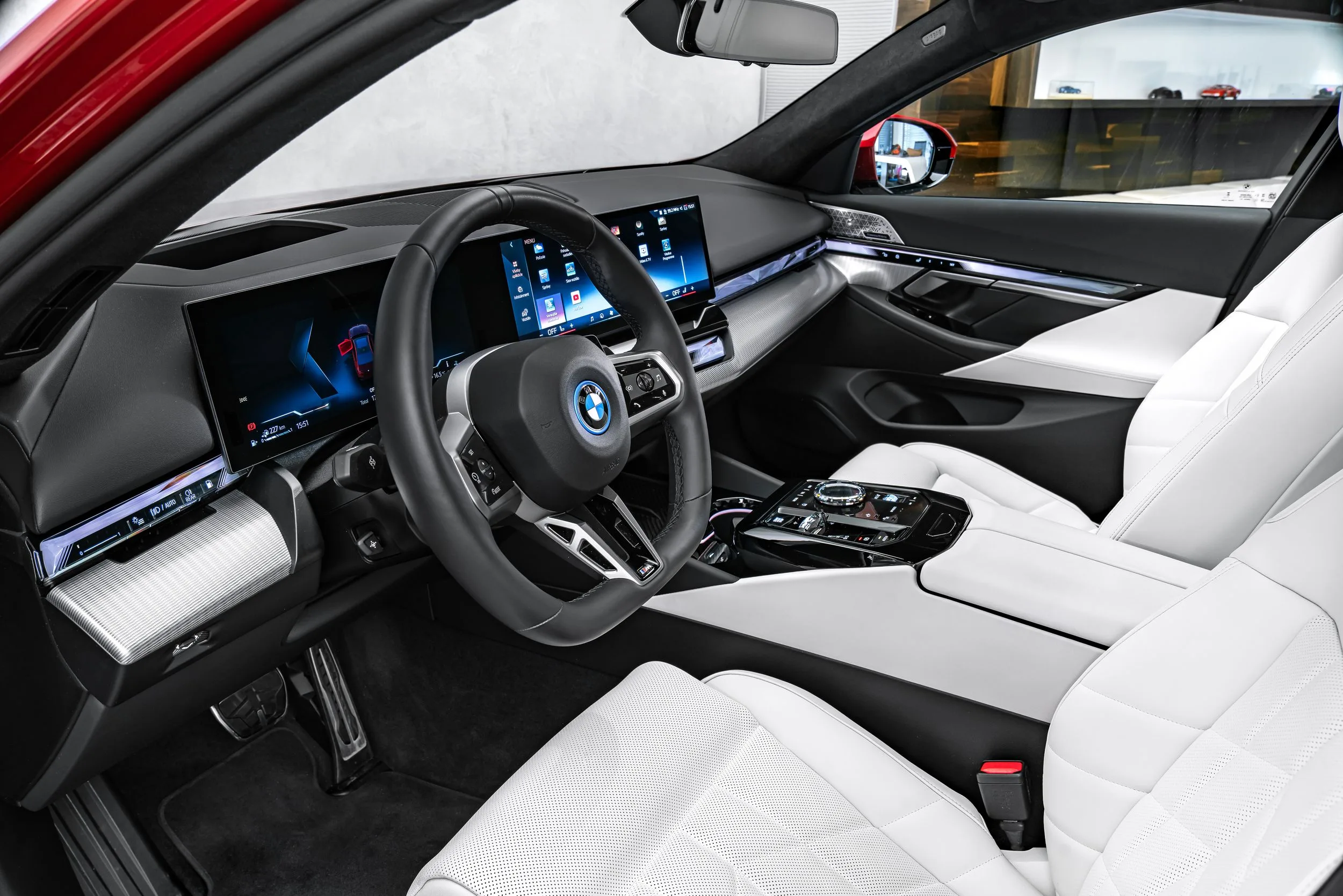 2025 BMW 550e xDrive, M Sport, 13/25