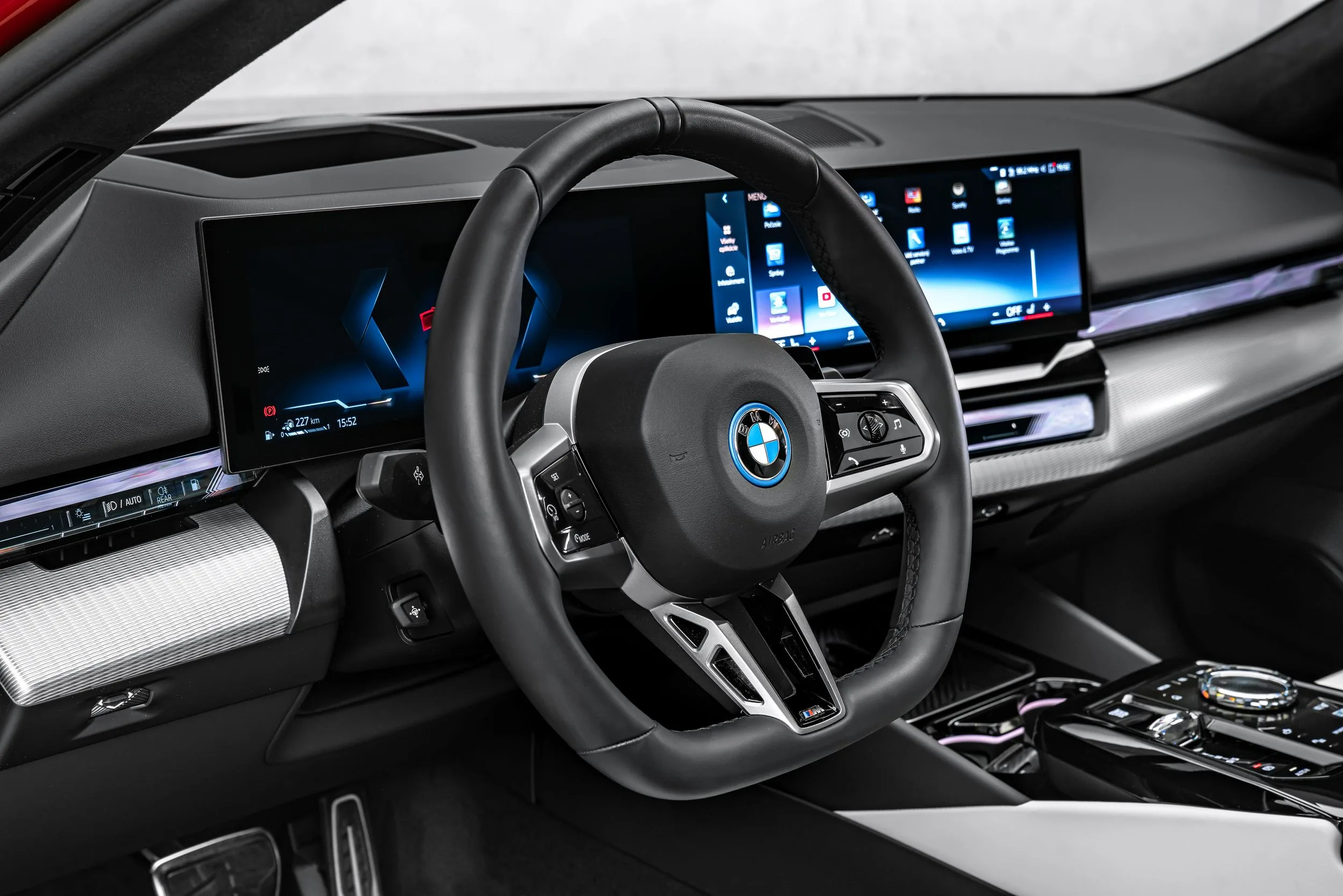 2025 BMW 550e xDrive, M Sport, 17/25