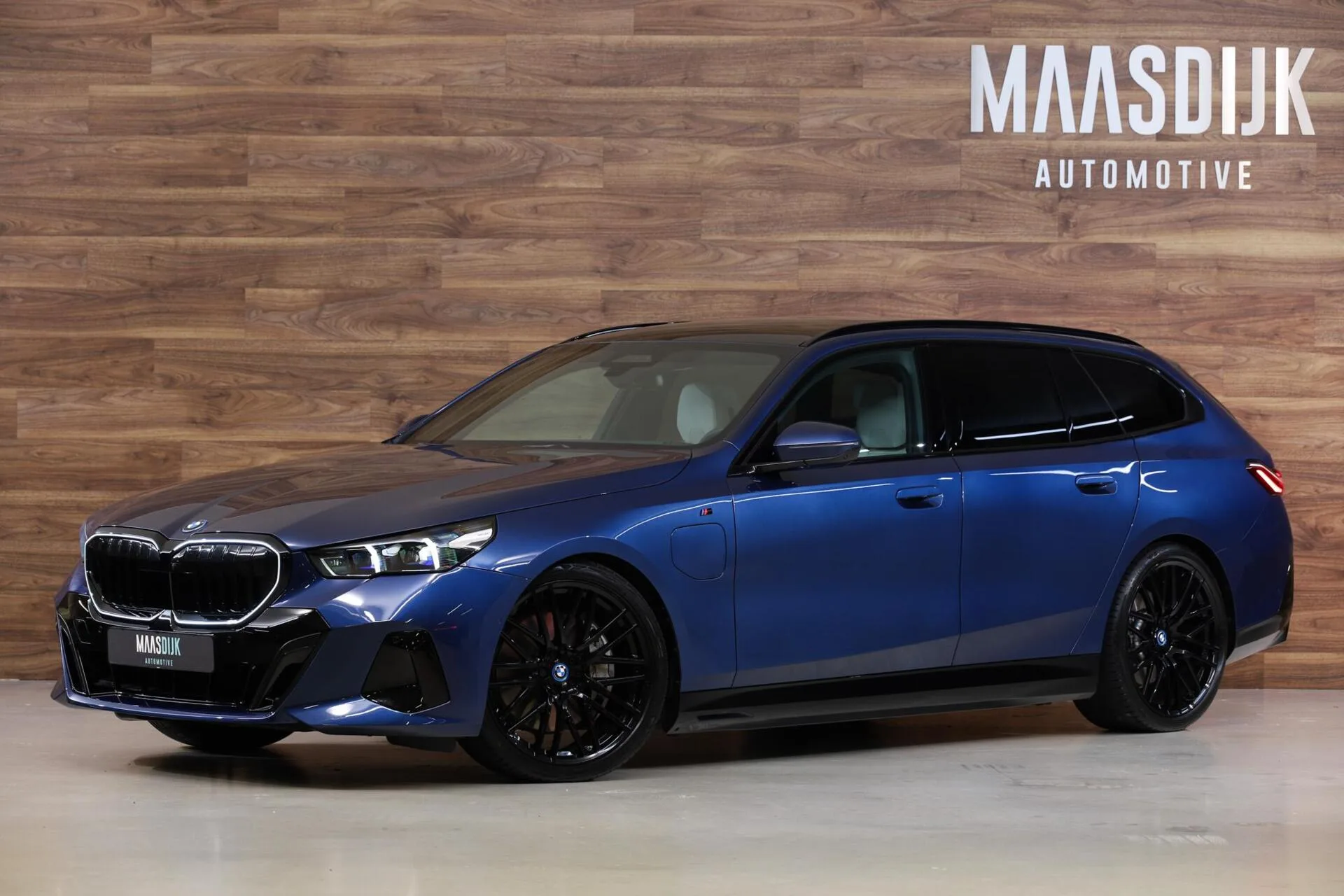 2025 BMW 550e xDrive Touring en un concesionario especializado de Werkendam, Países Bajos, foto principal