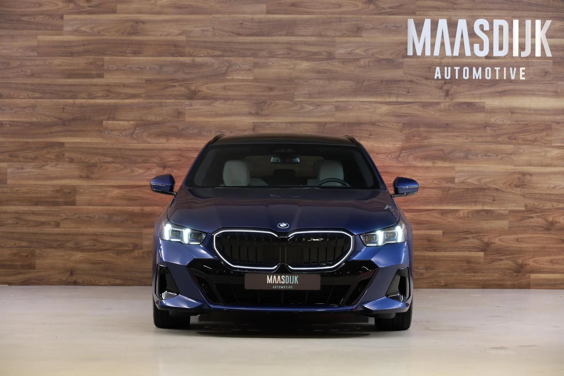 2025 BMW 550e xDrive Touring, 2/30