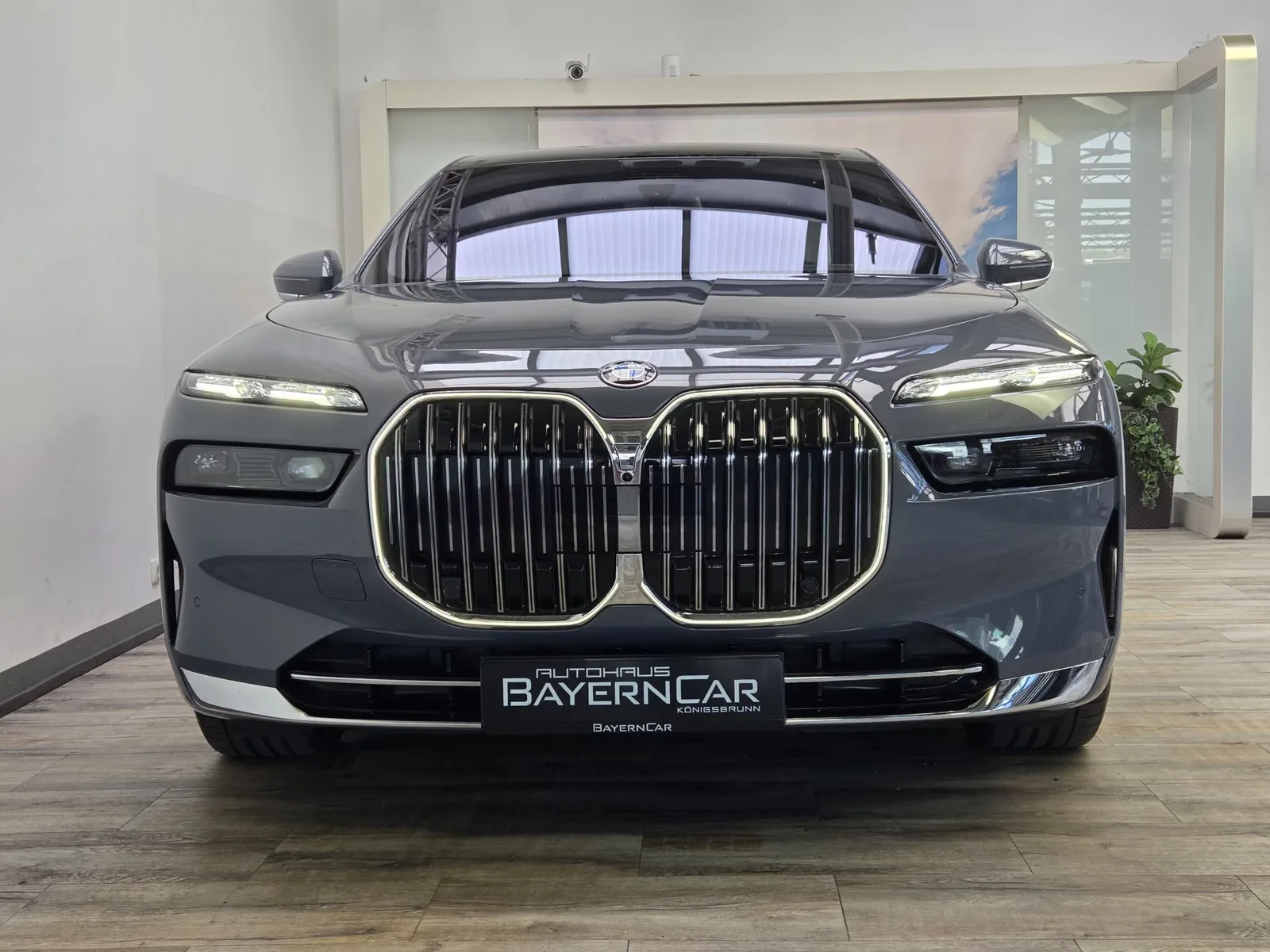 2025 BMW 740d Design Pure Excellence, 2/30