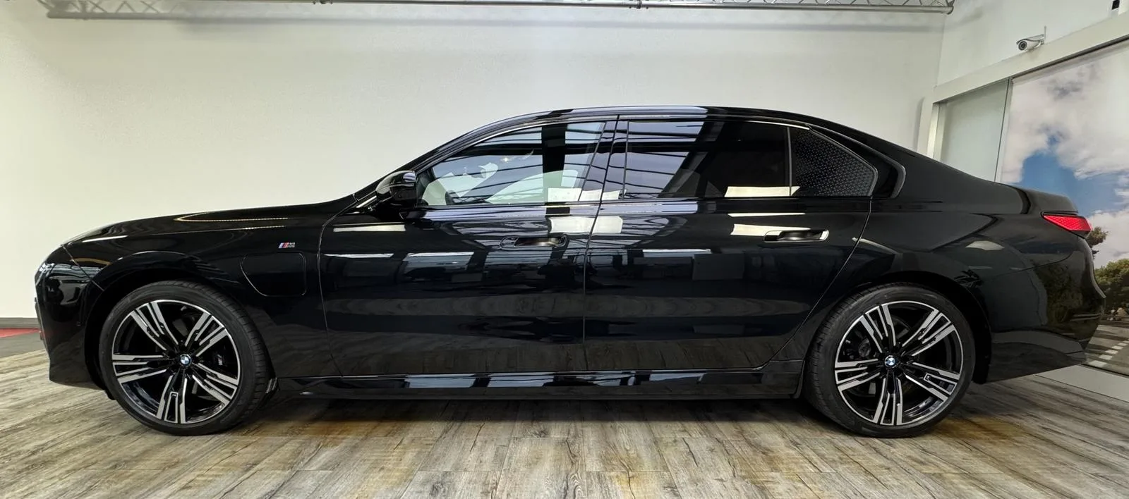 2025 BMW 750e, 3/30