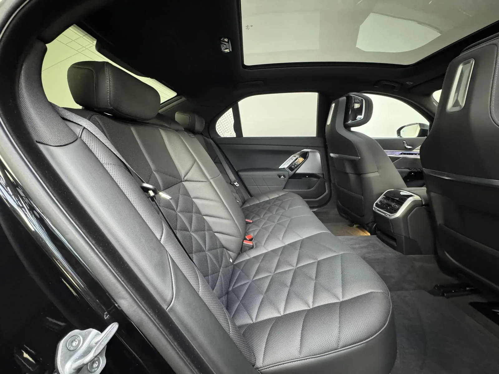 2025 BMW 750e, 26/30