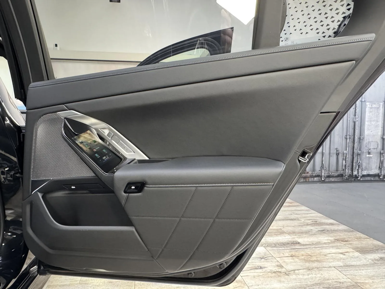 2025 BMW 750e, 27/30