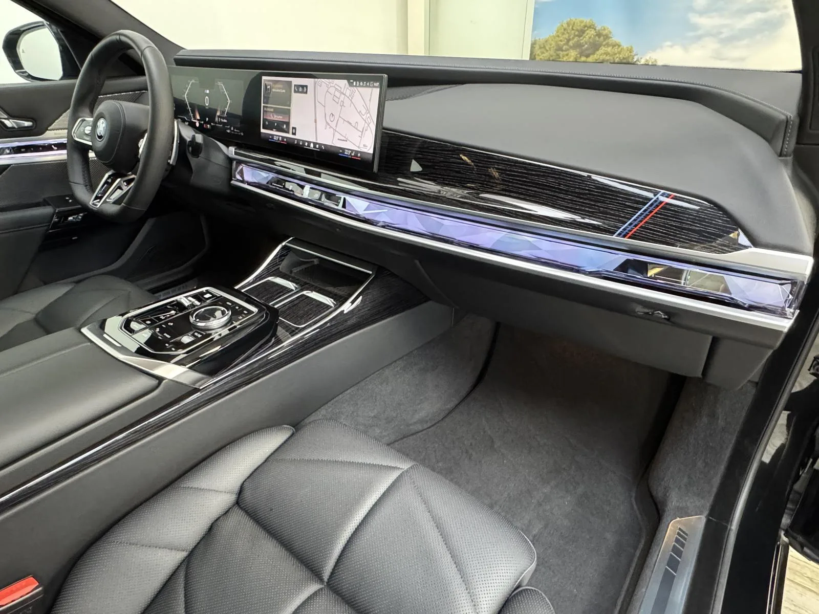 2025 BMW 750e, 28/30