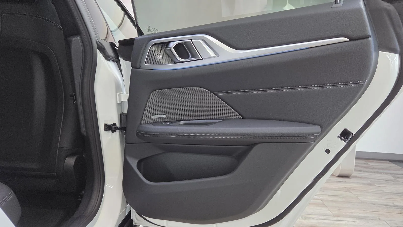 2025 BMW i4 xDrive40 M Sport Pro, 29/30