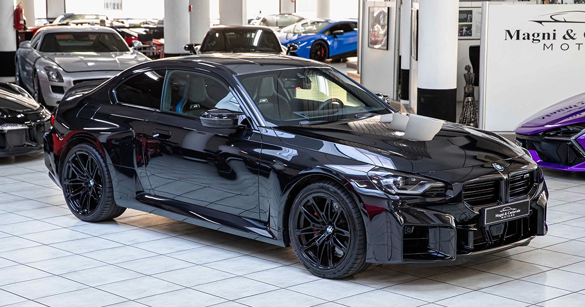 2025 BMW M2 proposée par un concessionnaire spécialisé à Milan, Italie, photo principale