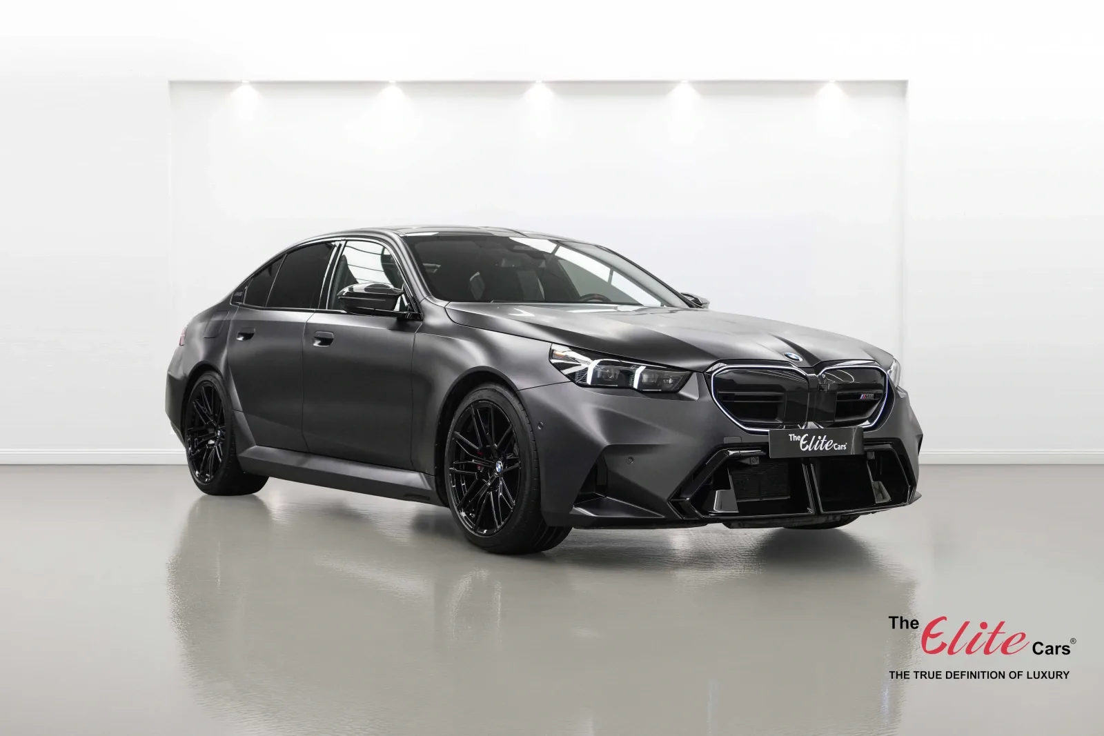 2025 BMW M5 angeboten von einem Fachhändler in Dubai, Vereinigte Arabische Emirate, Hauptfoto