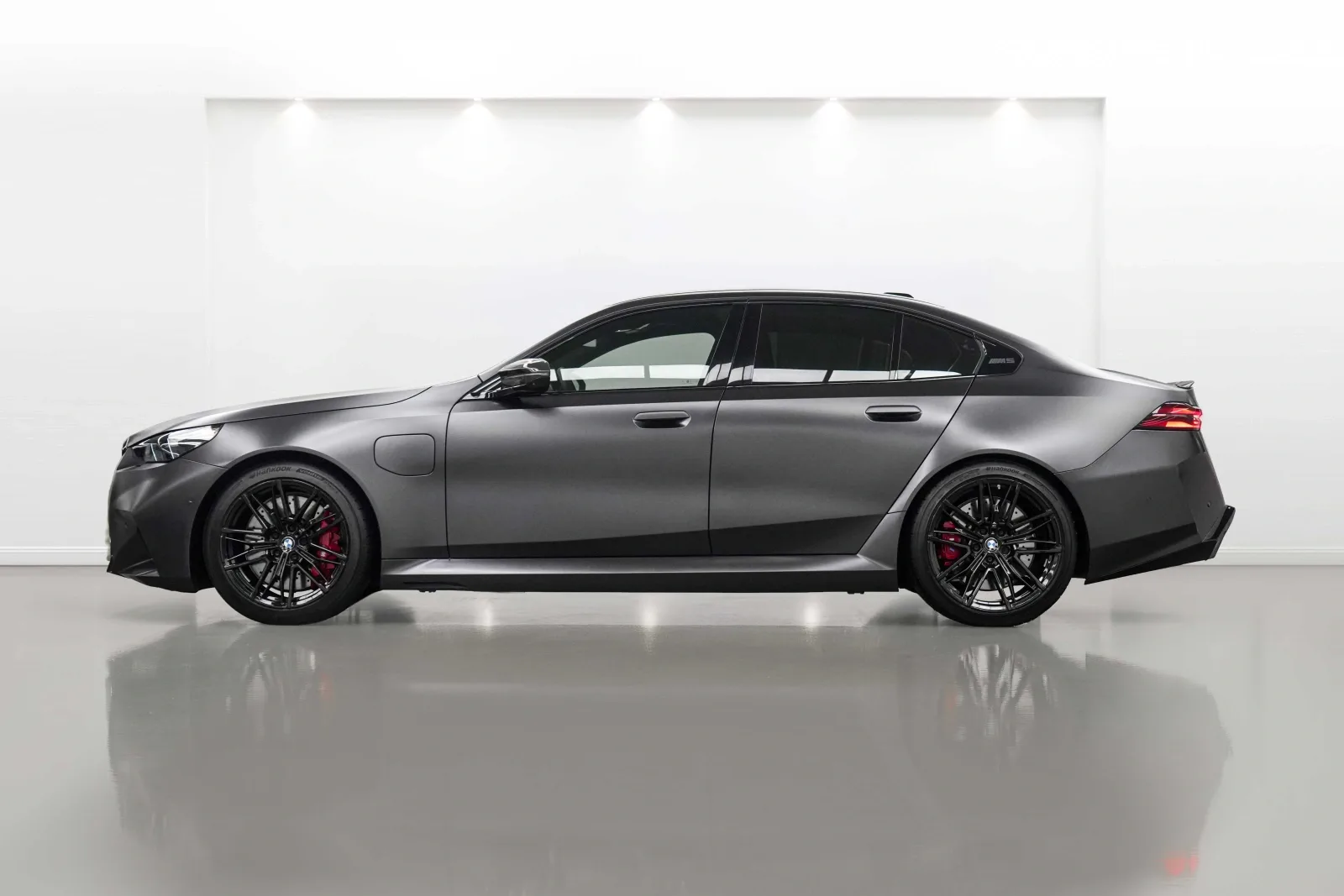 2025 BMW M5, 2/14