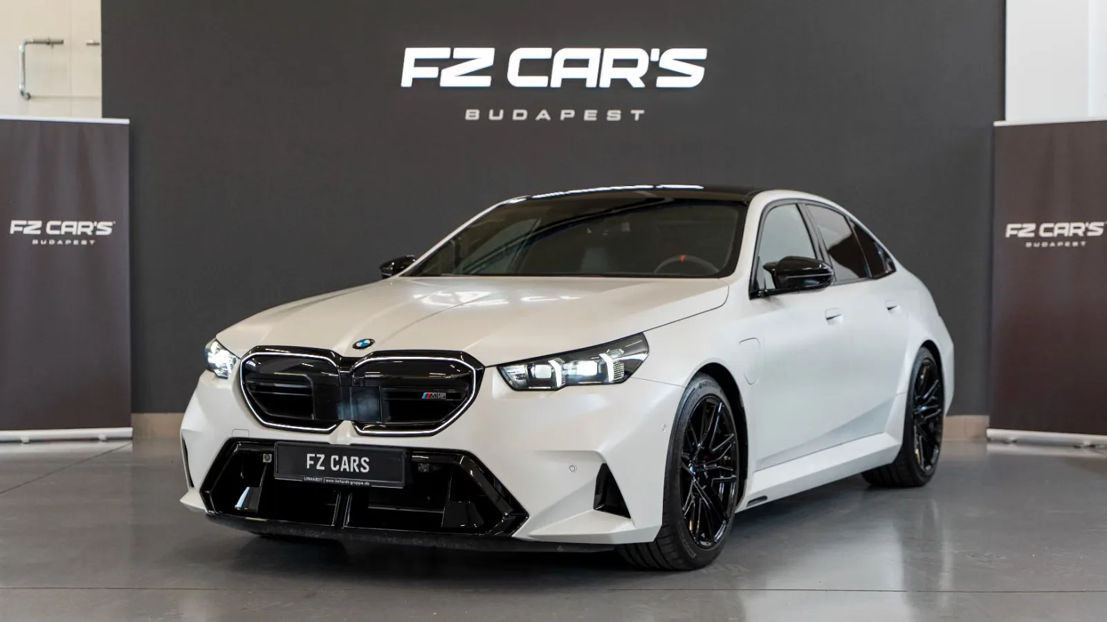 2025 BMW M5 proposée par un concessionnaire spécialisé à Budapest, Hongrie, photo principale