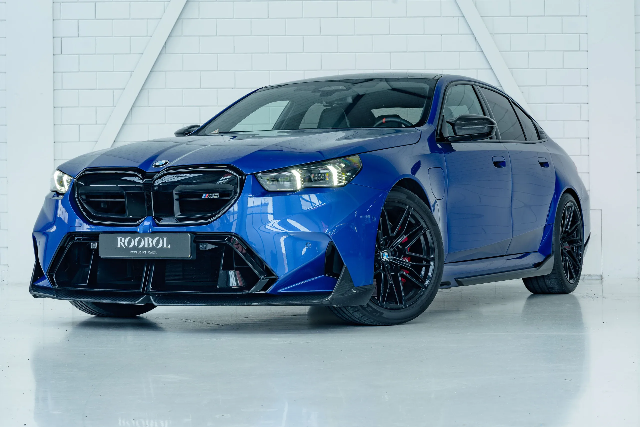 2025 BMW M5 en un concesionario especializado de Berkel en Rodenrijs, Países Bajos, foto principal