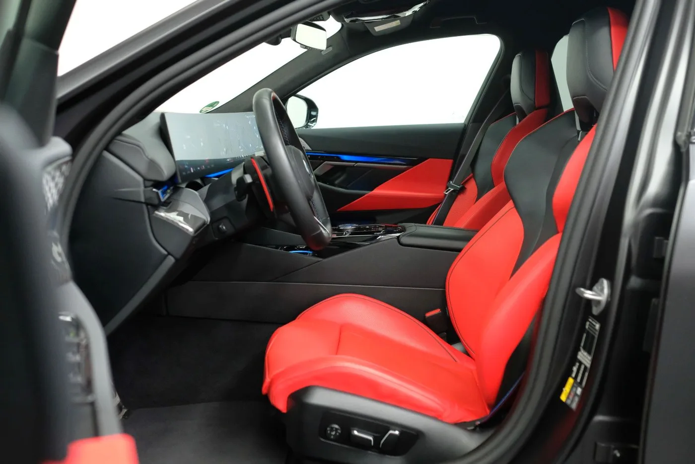 2025 BMW M5 Touring angeboten von einem Fachhändler in Nuremberg, Deutschland, Foto 13 von 15