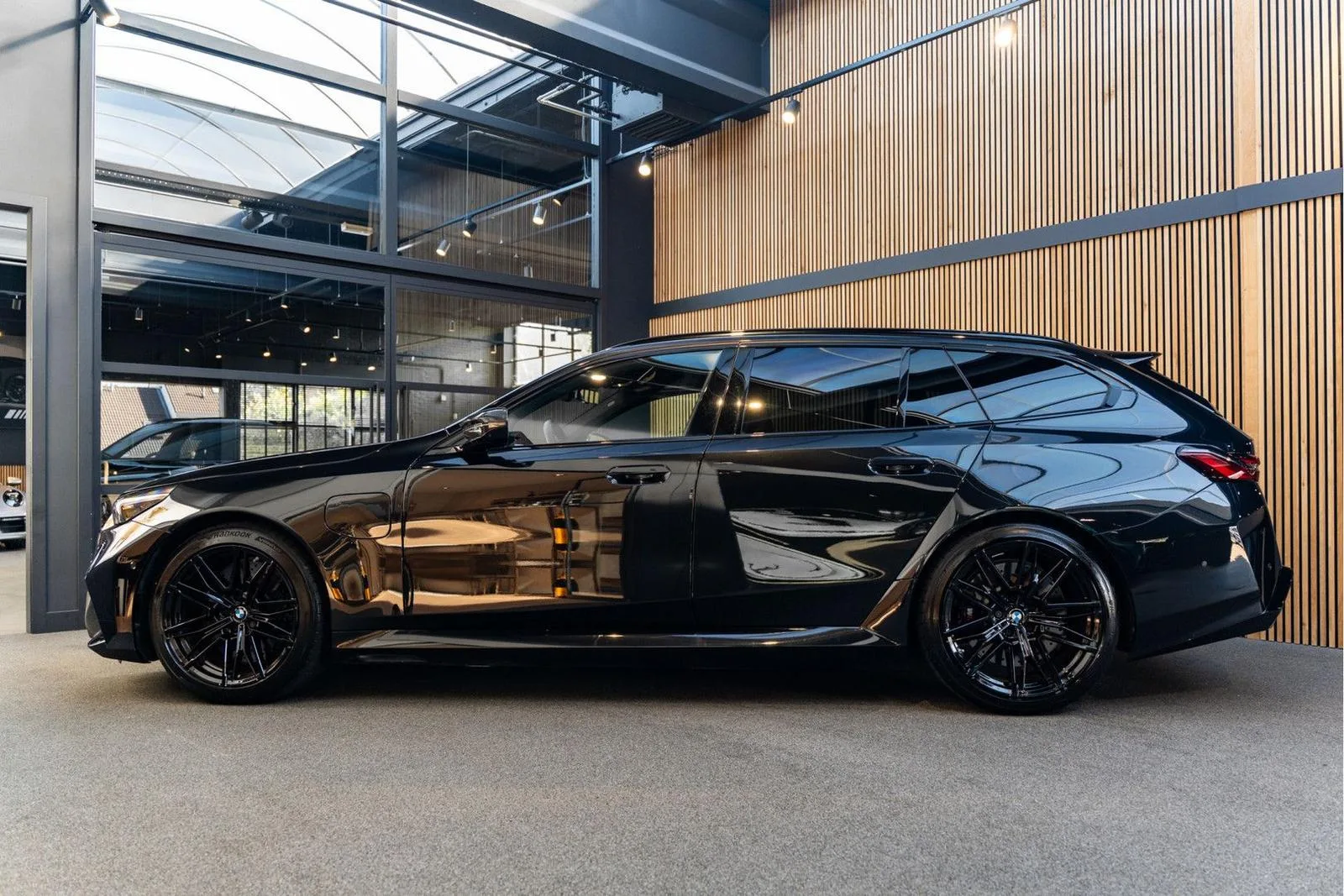 2025 BMW M5 Touring, 2/30
