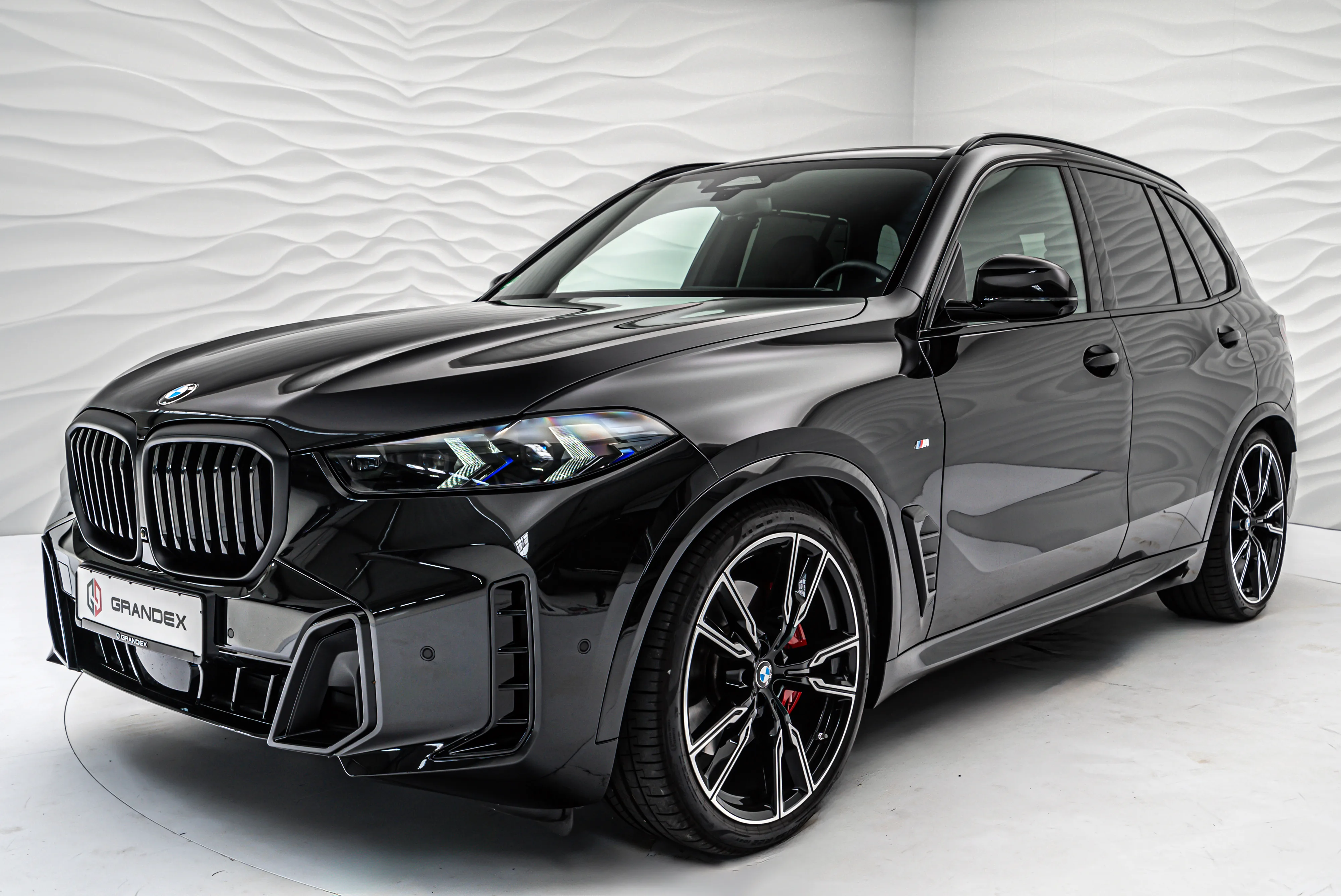 2025 BMW X5 M Sportpaket Pro proposée par un spécialiste de la supercar à Sengenthal, Allemagne, photo principale