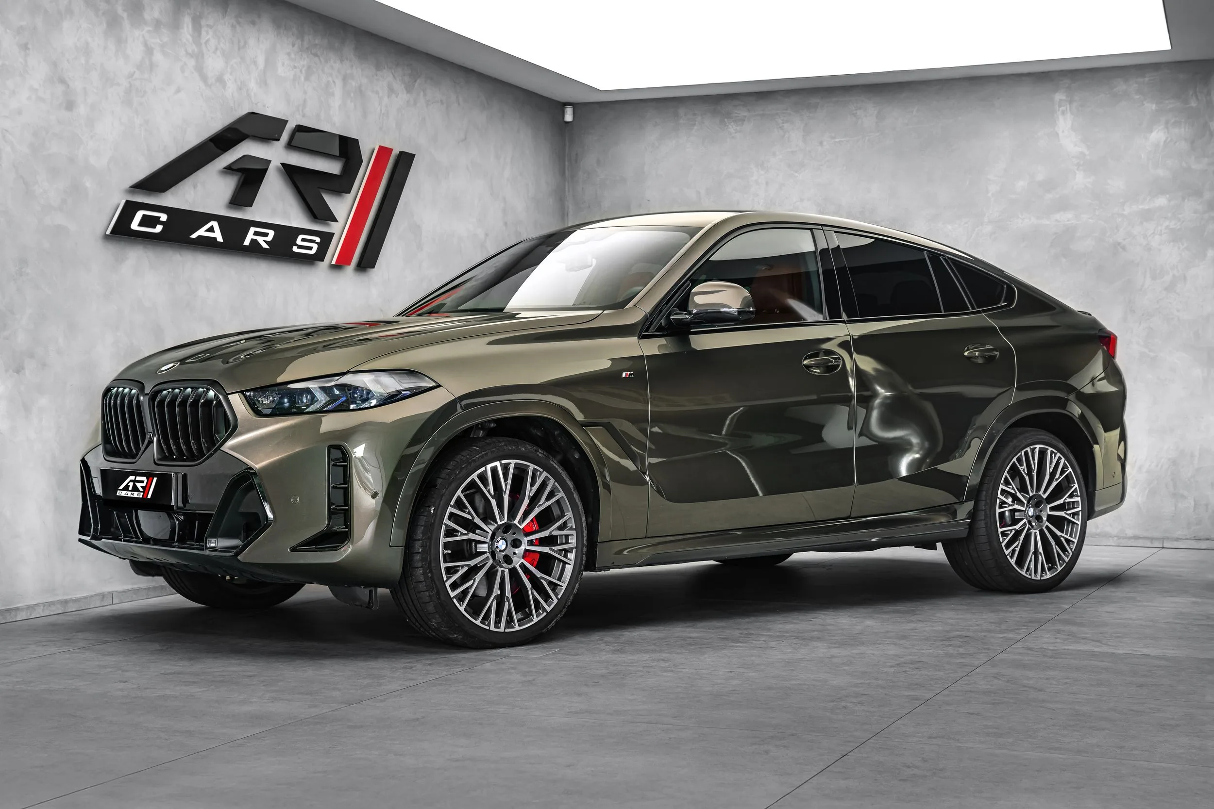 2025 BMW X6 xDrive40d M Sport angeboten von einem Spezialhändler in Ostrava, Tschechien, Hauptfoto