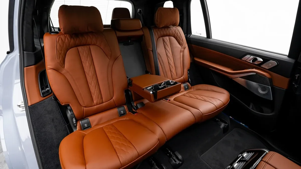 2025 BMW X7 M60i proposée par un concessionnaire spécialisé à Dubai, Émirats arabes unis, photo 23 sur 25