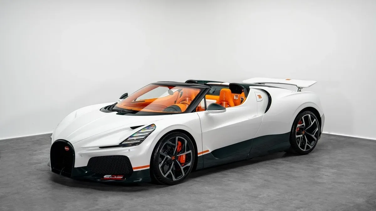 2025 Bugatti W16 Mistral proposée par un concessionnaire spécialisé à Dubaï, Émirats arabes unis, photo principale